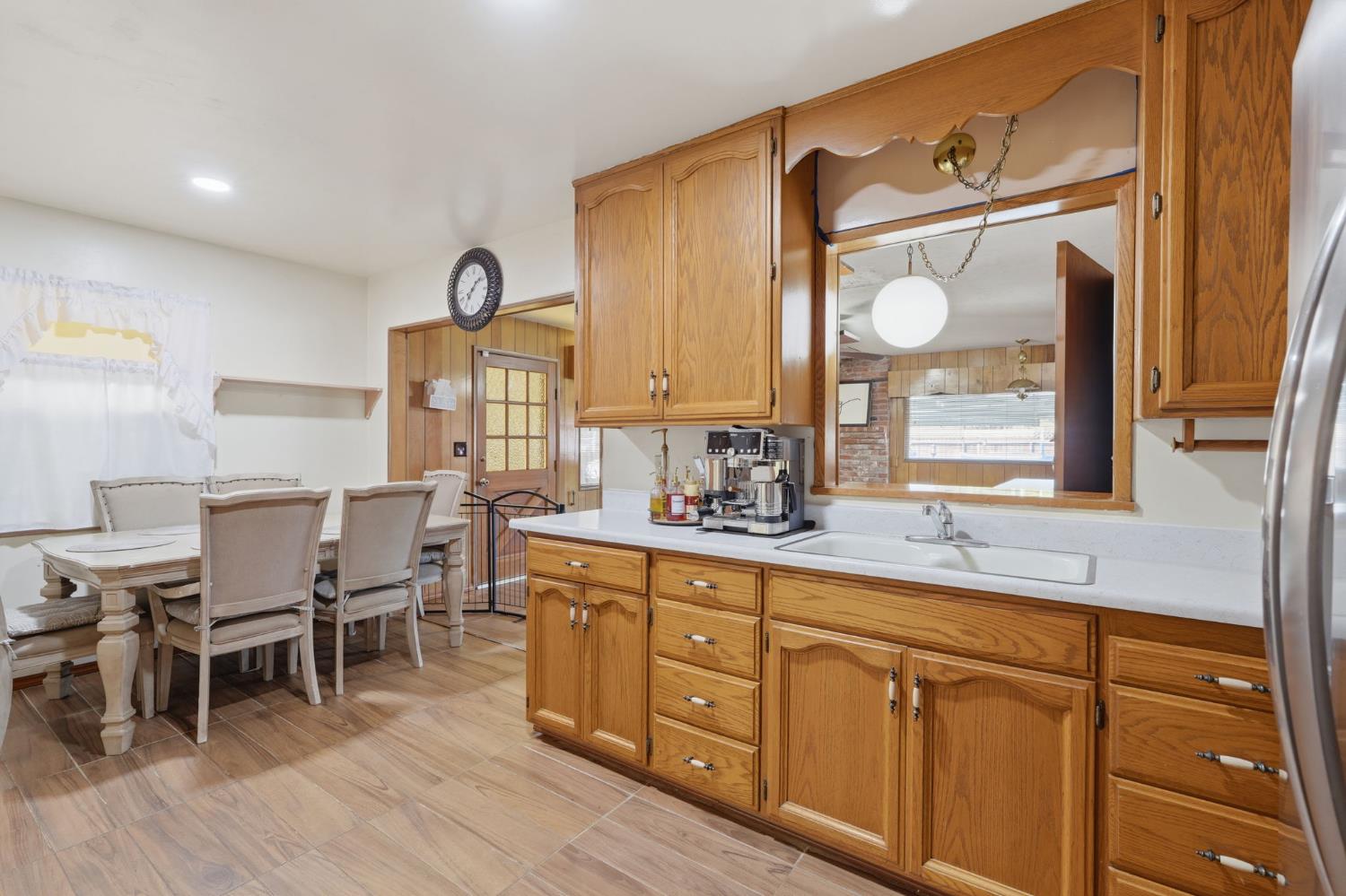 1382 N Oaks St, Tulare, CA 93274