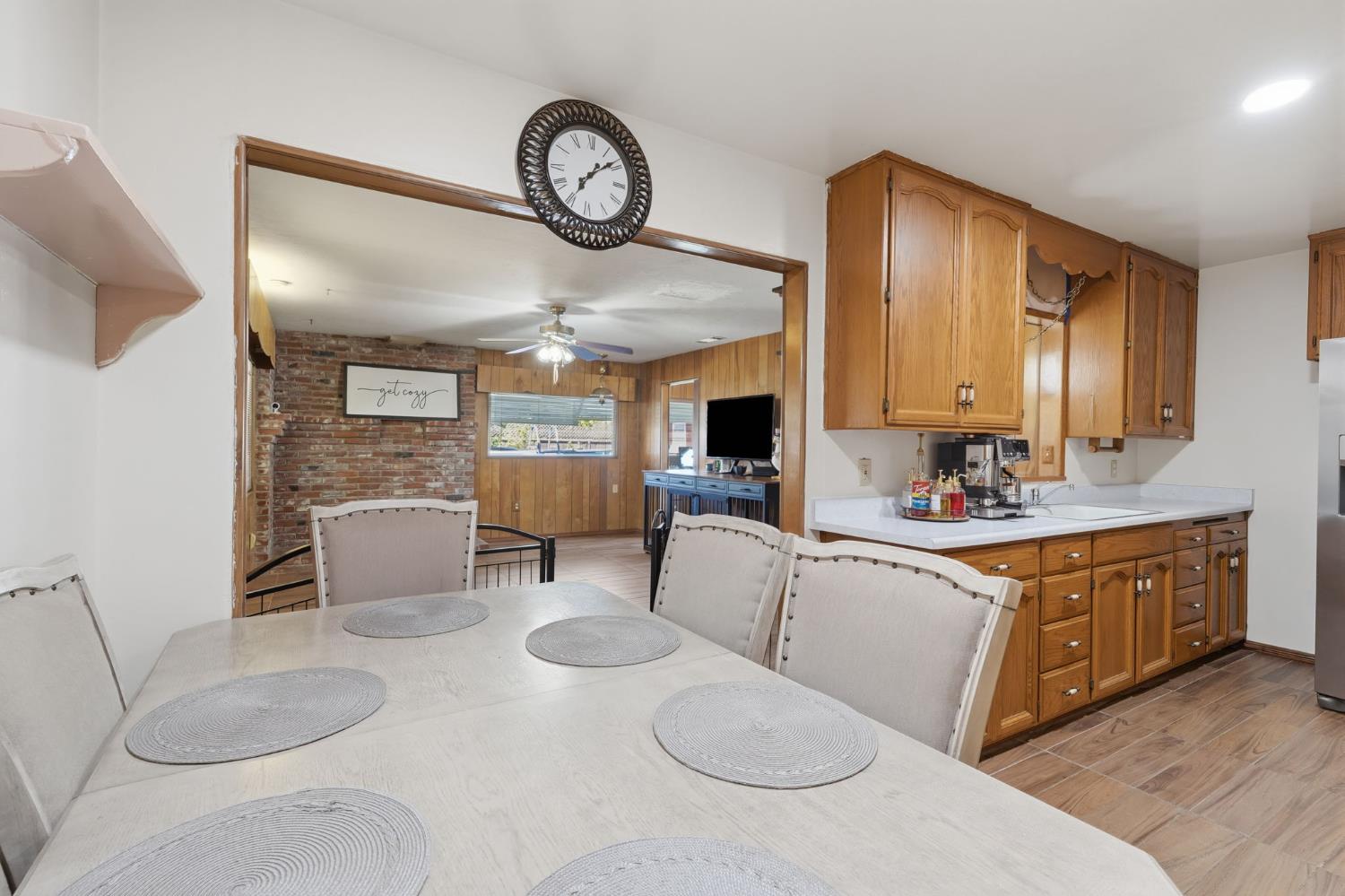 1382 N Oaks St, Tulare, CA 93274