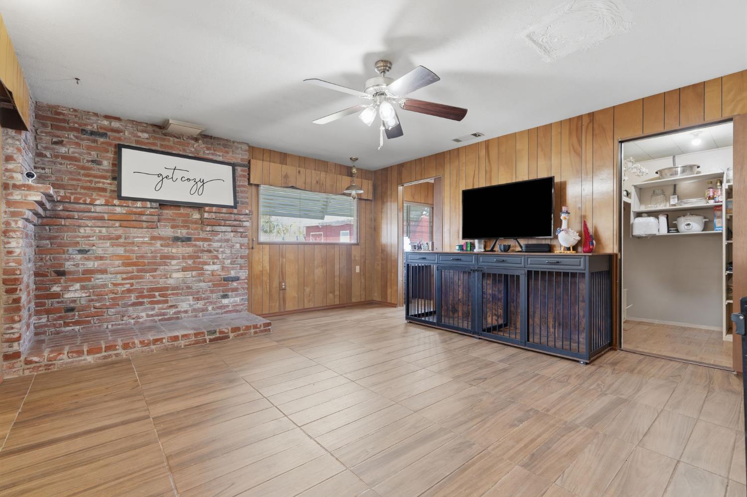 1382 N Oaks St, Tulare, CA 93274
