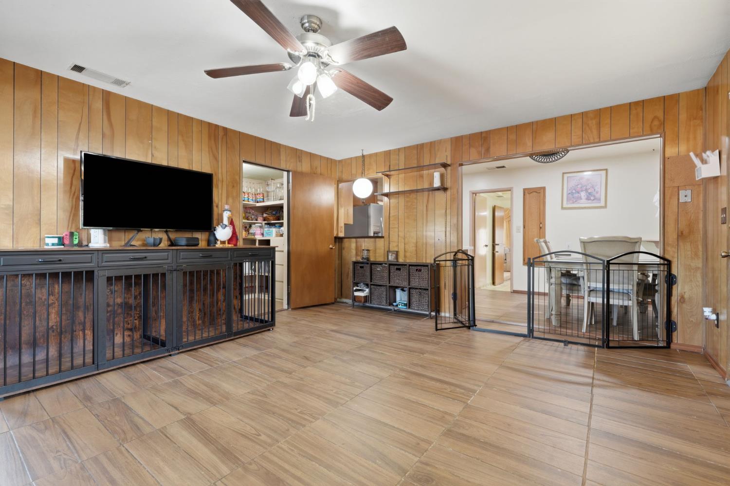 1382 N Oaks St, Tulare, CA 93274