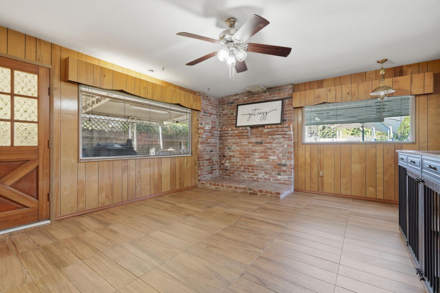 1382 N Oaks St, Tulare, CA 93274