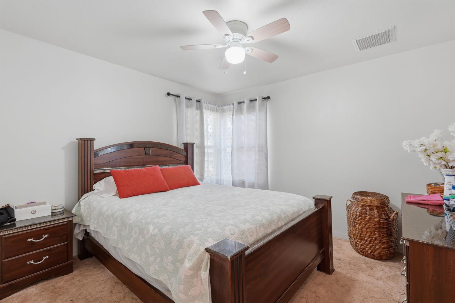 1382 N Oaks St, Tulare, CA 93274