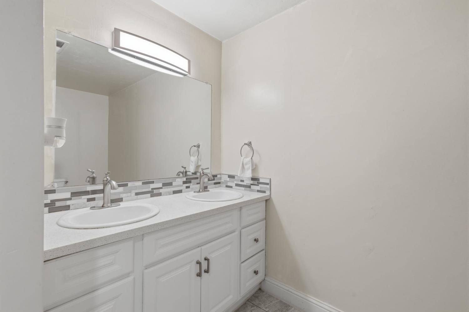 1382 N Oaks St, Tulare, CA 93274