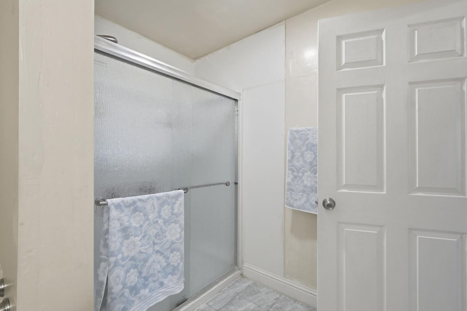 1382 N Oaks St, Tulare, CA 93274