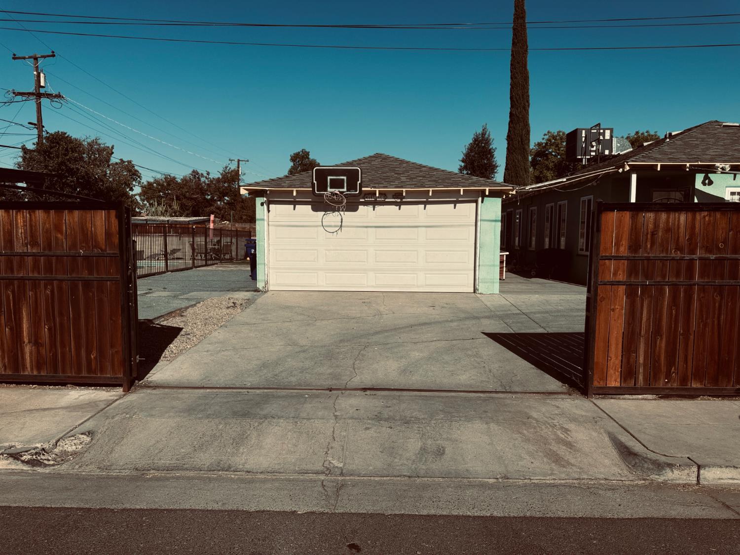 848 W Floradora Ave, Fresno, CA 93728