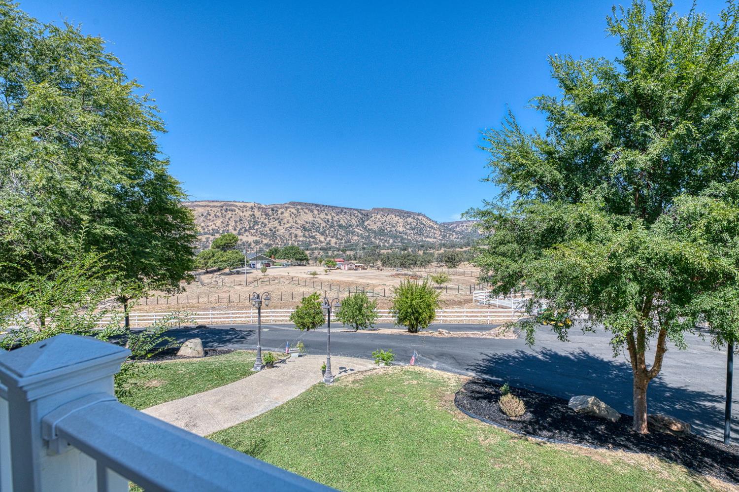 22706 Stagecoach Ln, Clovis, CA 93619