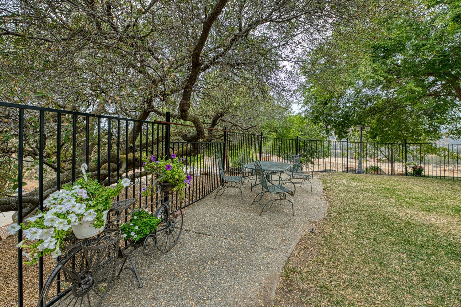 22706 Stagecoach Ln, Clovis, CA 93619