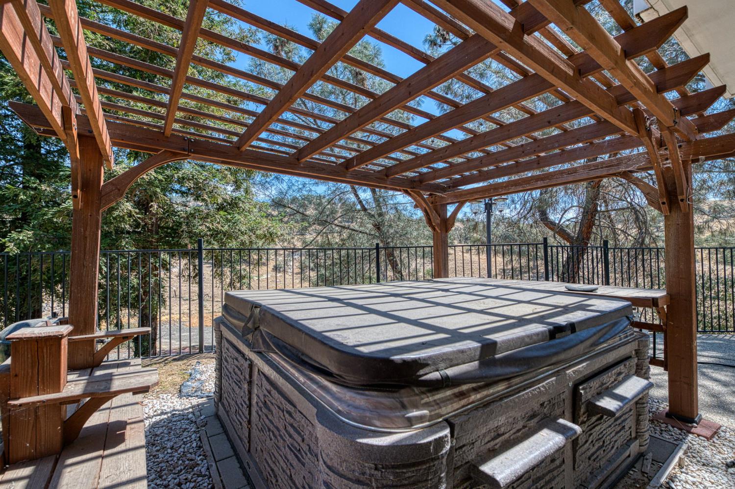 22706 Stagecoach Ln, Clovis, CA 93619
