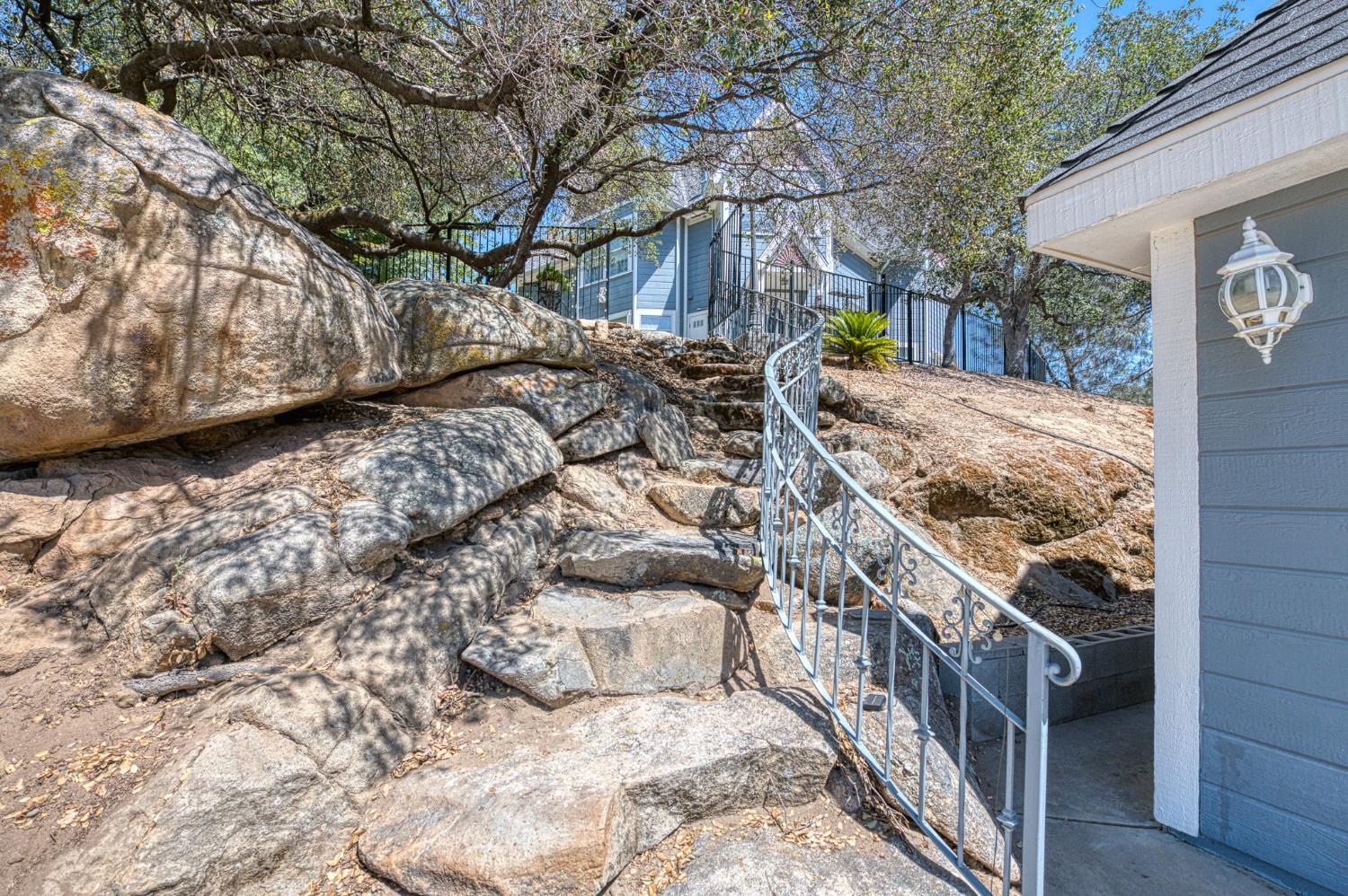 22706 Stagecoach Ln, Clovis, CA 93619