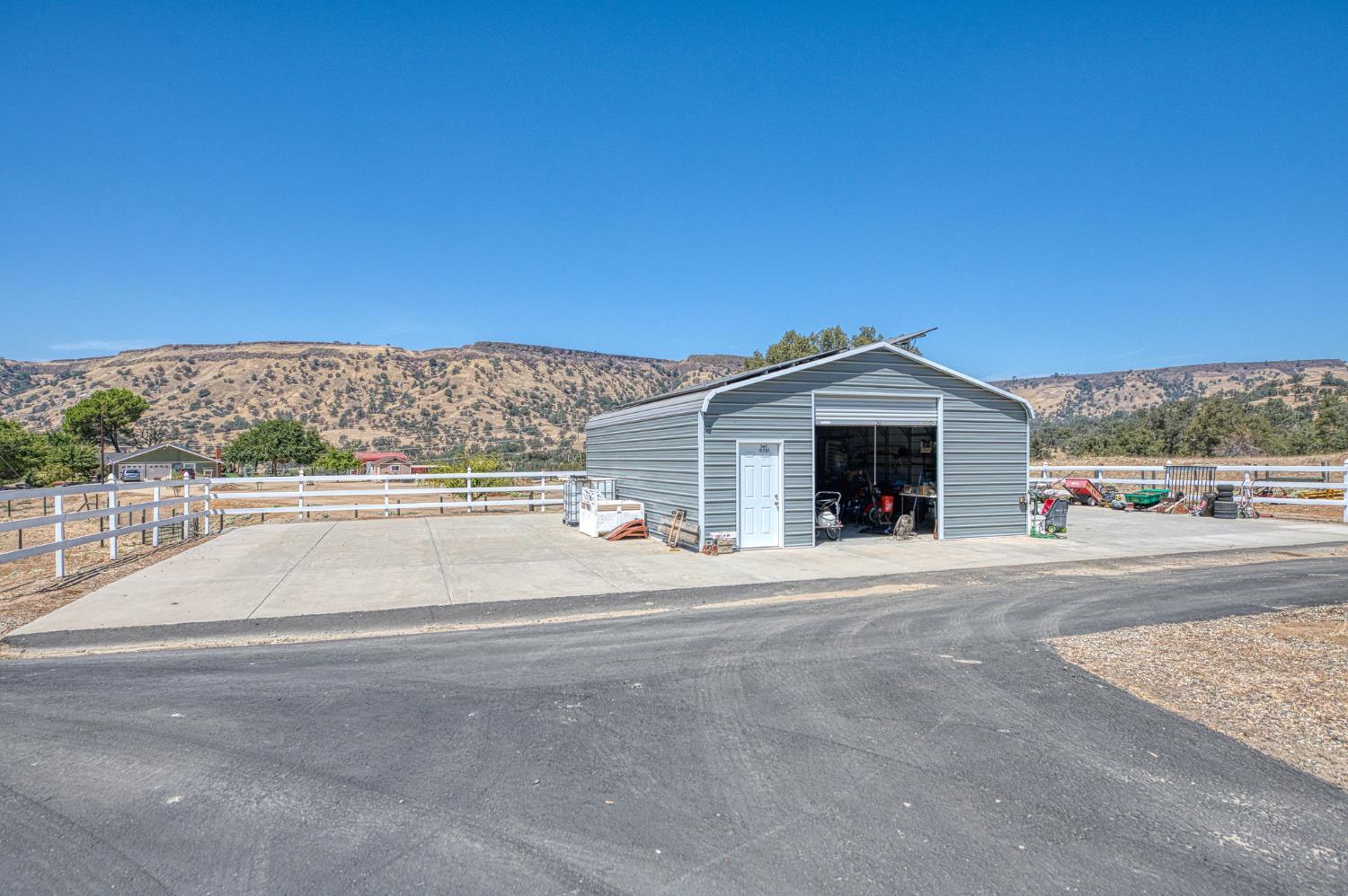 22706 Stagecoach Ln, Clovis, CA 93619