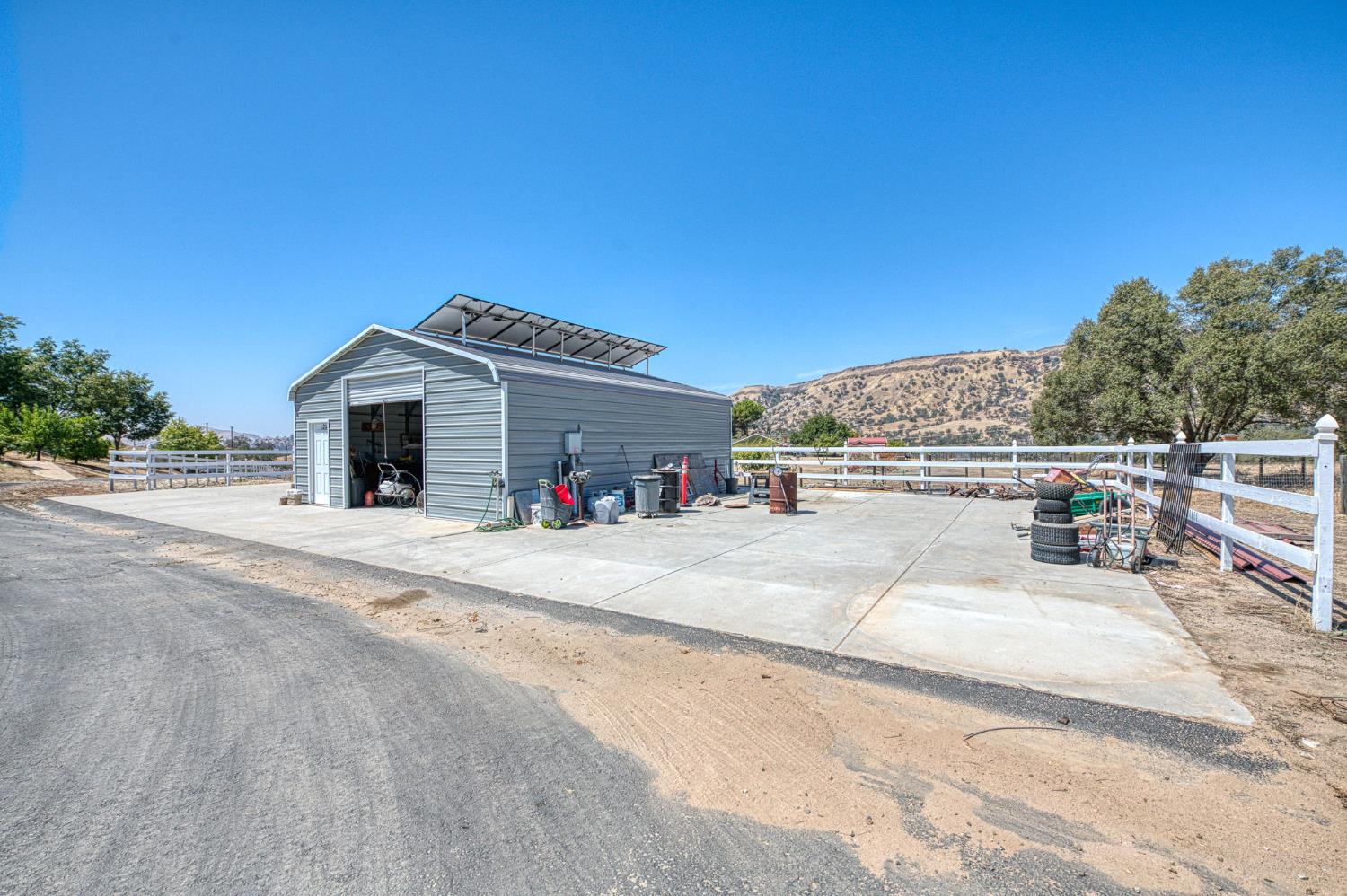 22706 Stagecoach Ln, Clovis, CA 93619