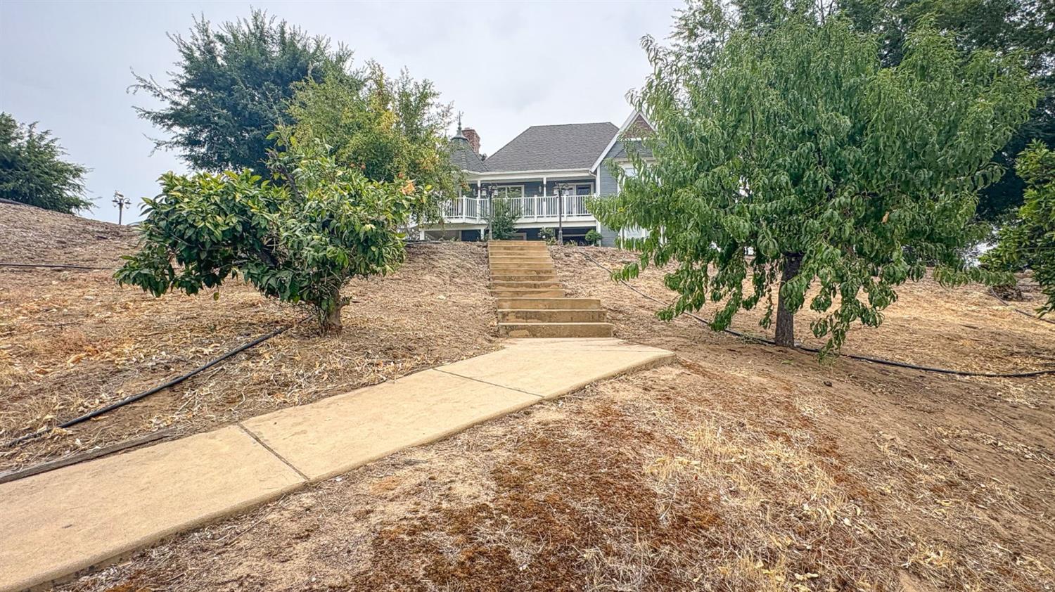 22706 Stagecoach Ln, Clovis, CA 93619