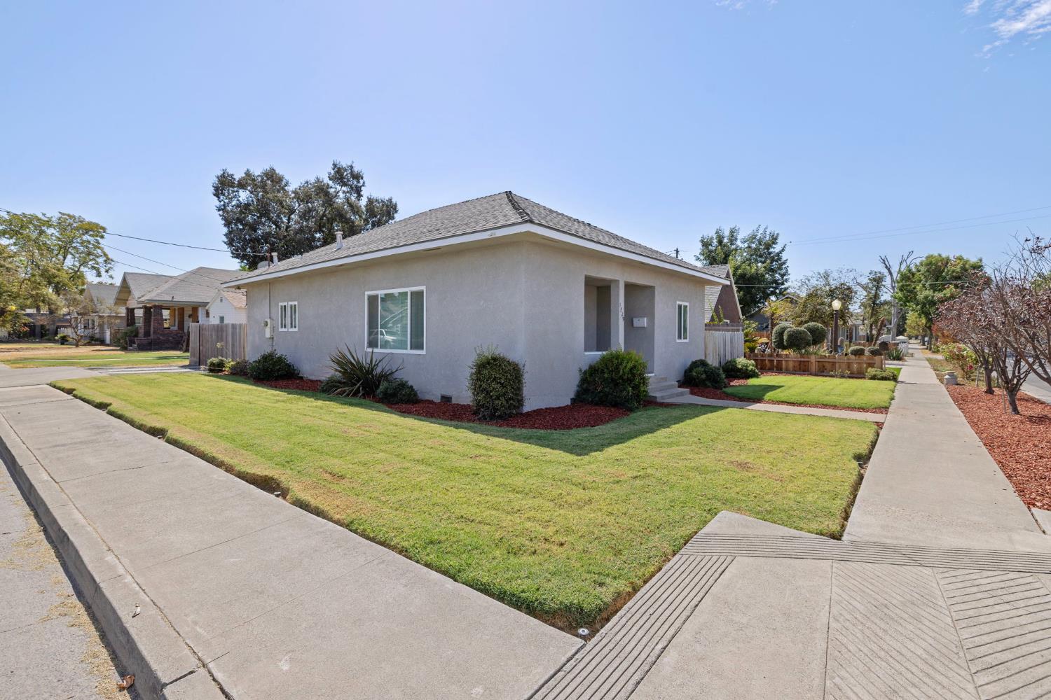 1229 N Redington St, Hanford, CA 93230