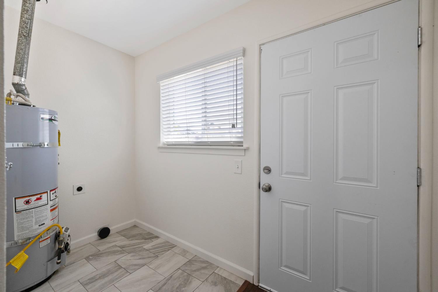1229 N Redington St, Hanford, CA 93230