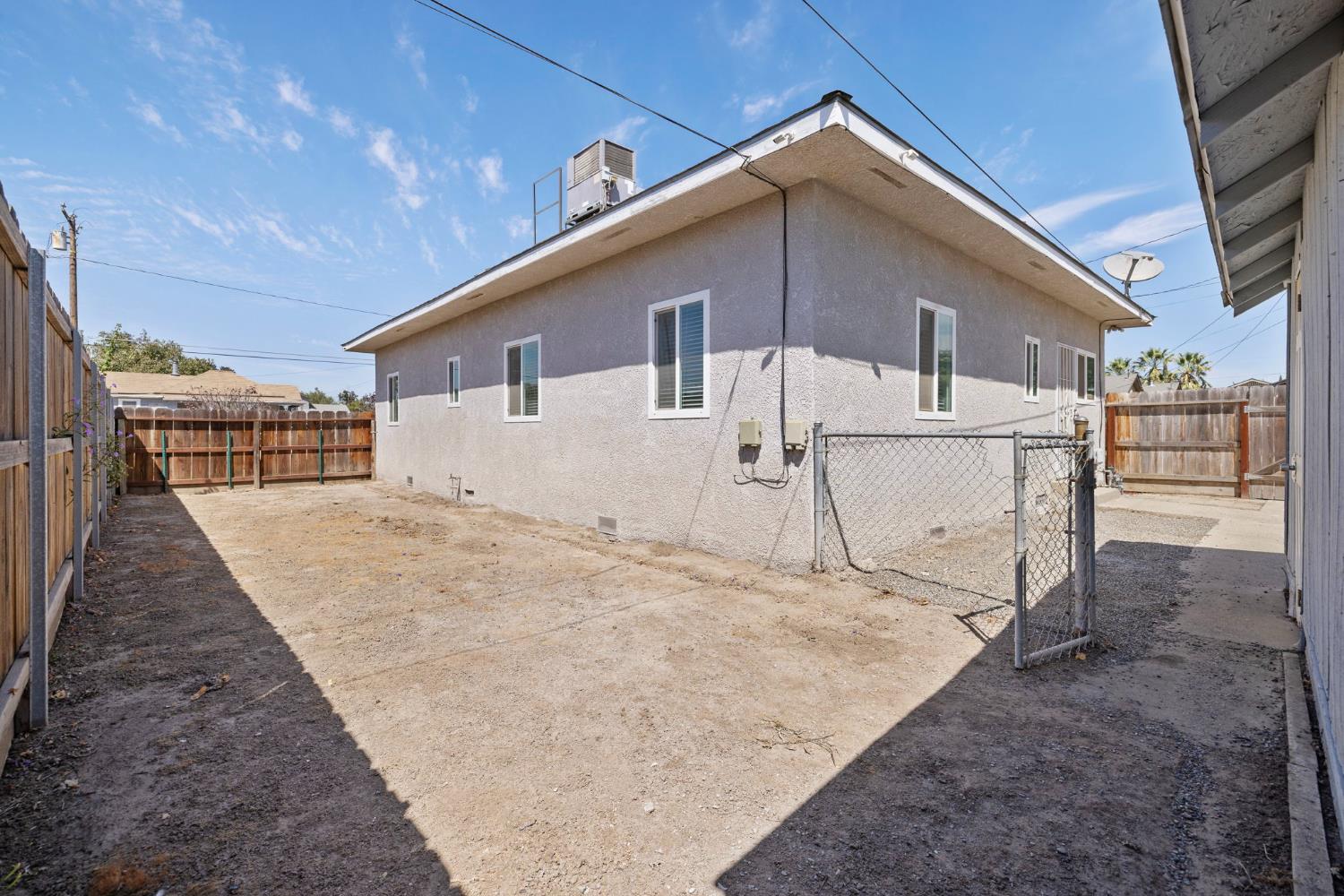 1229 N Redington St, Hanford, CA 93230