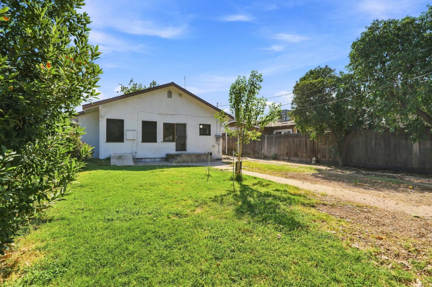 1353 N Wilson Ave, Fresno, CA 93728