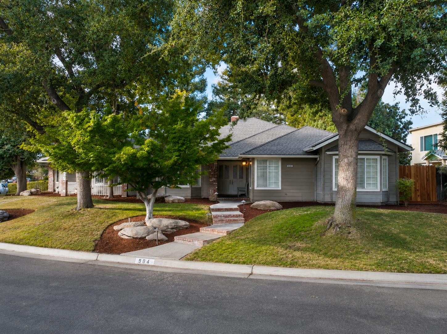 904 E Dartmouth Dr, Fresno, CA 93730