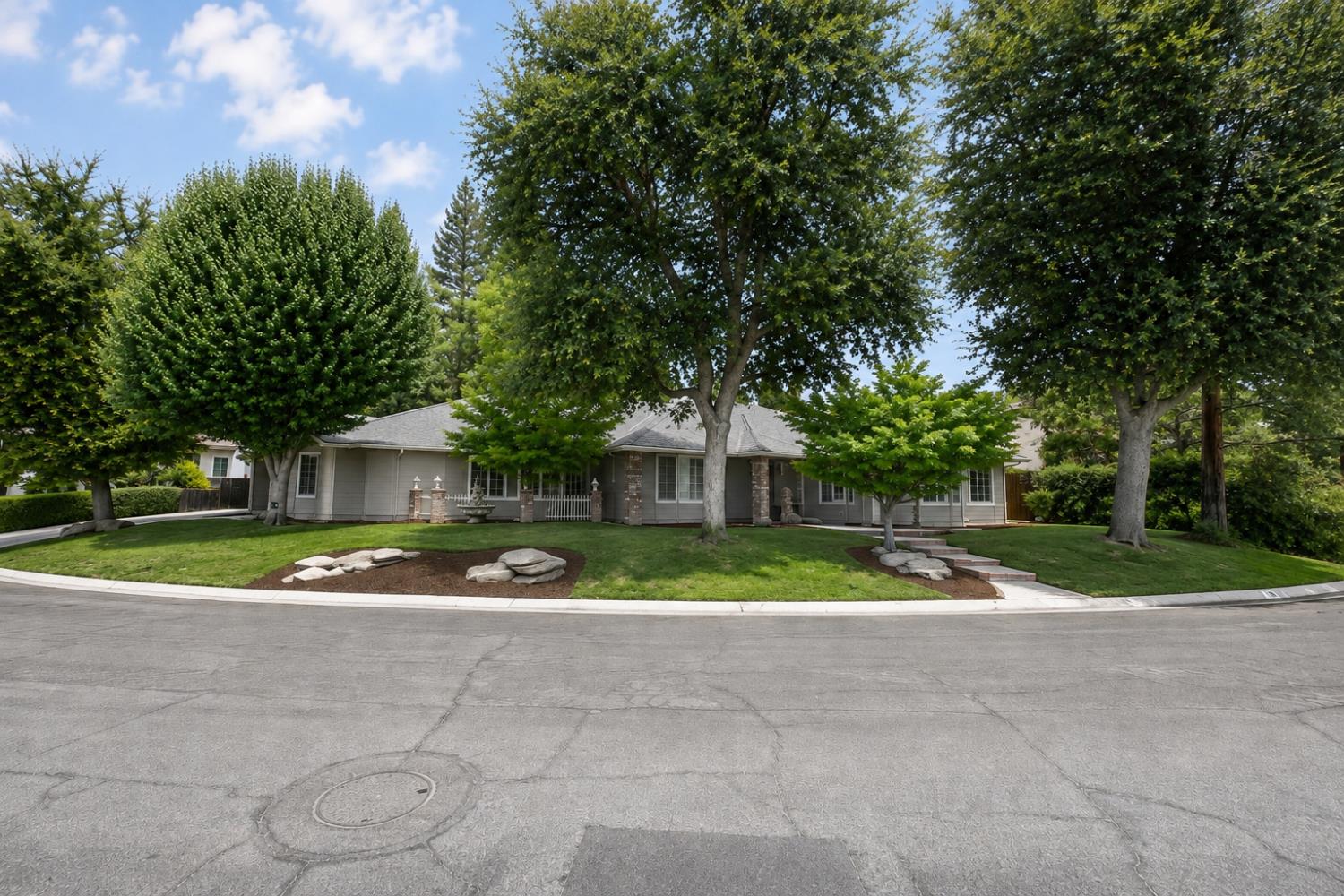 904 E Dartmouth Dr, Fresno, CA 93730