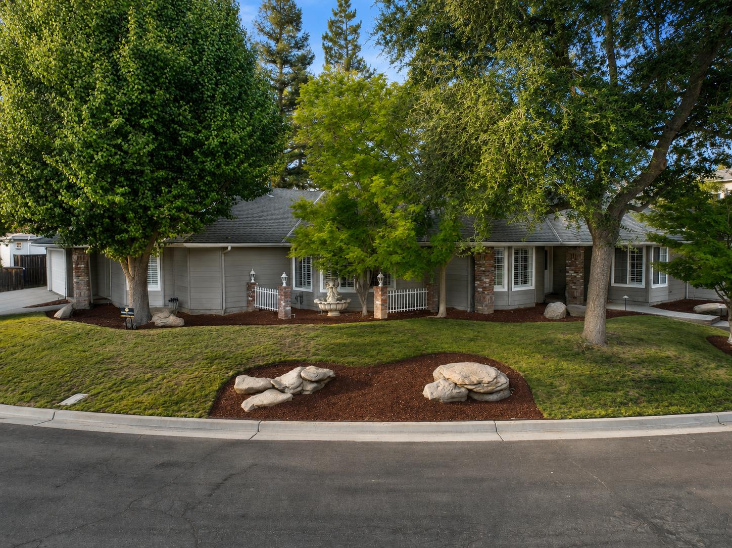 904 E Dartmouth Dr, Fresno, CA 93730