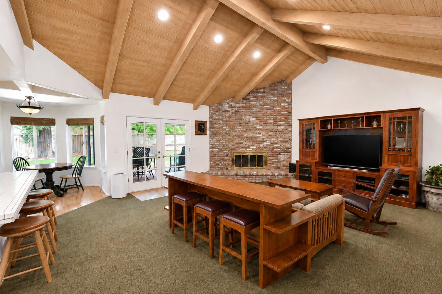 904 E Dartmouth Dr, Fresno, CA 93730