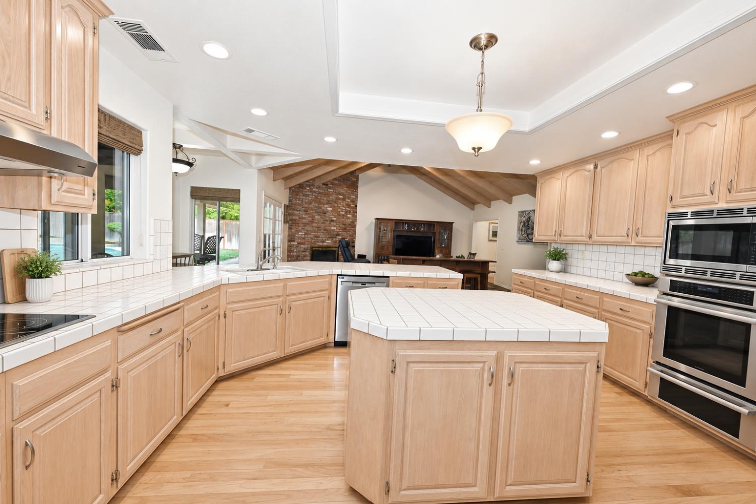 904 E Dartmouth Dr, Fresno, CA 93730