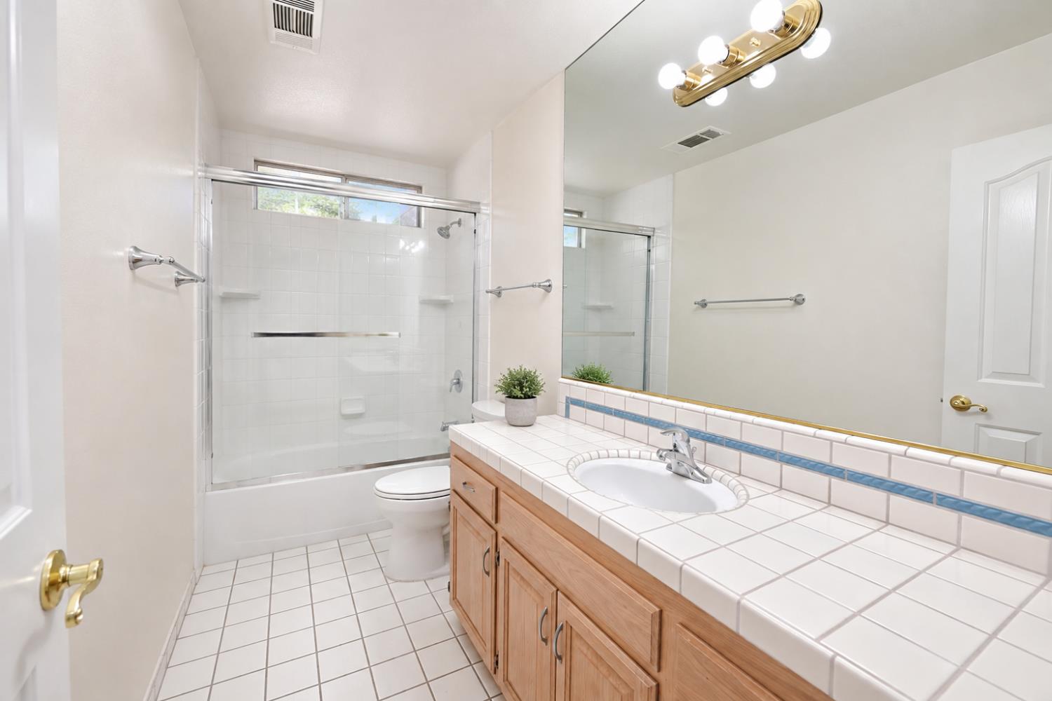 904 E Dartmouth Dr, Fresno, CA 93730