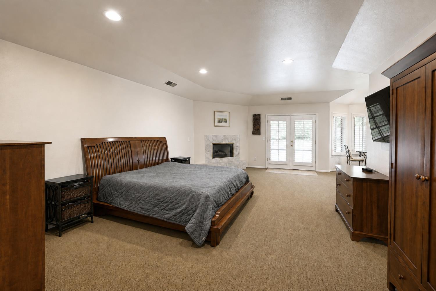 904 E Dartmouth Dr, Fresno, CA 93730