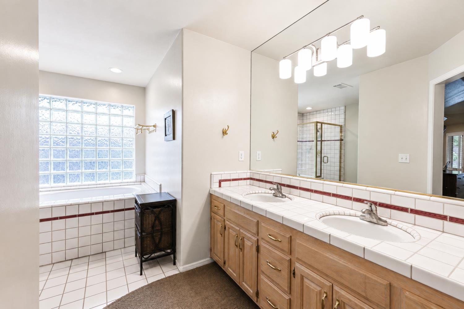 904 E Dartmouth Dr, Fresno, CA 93730