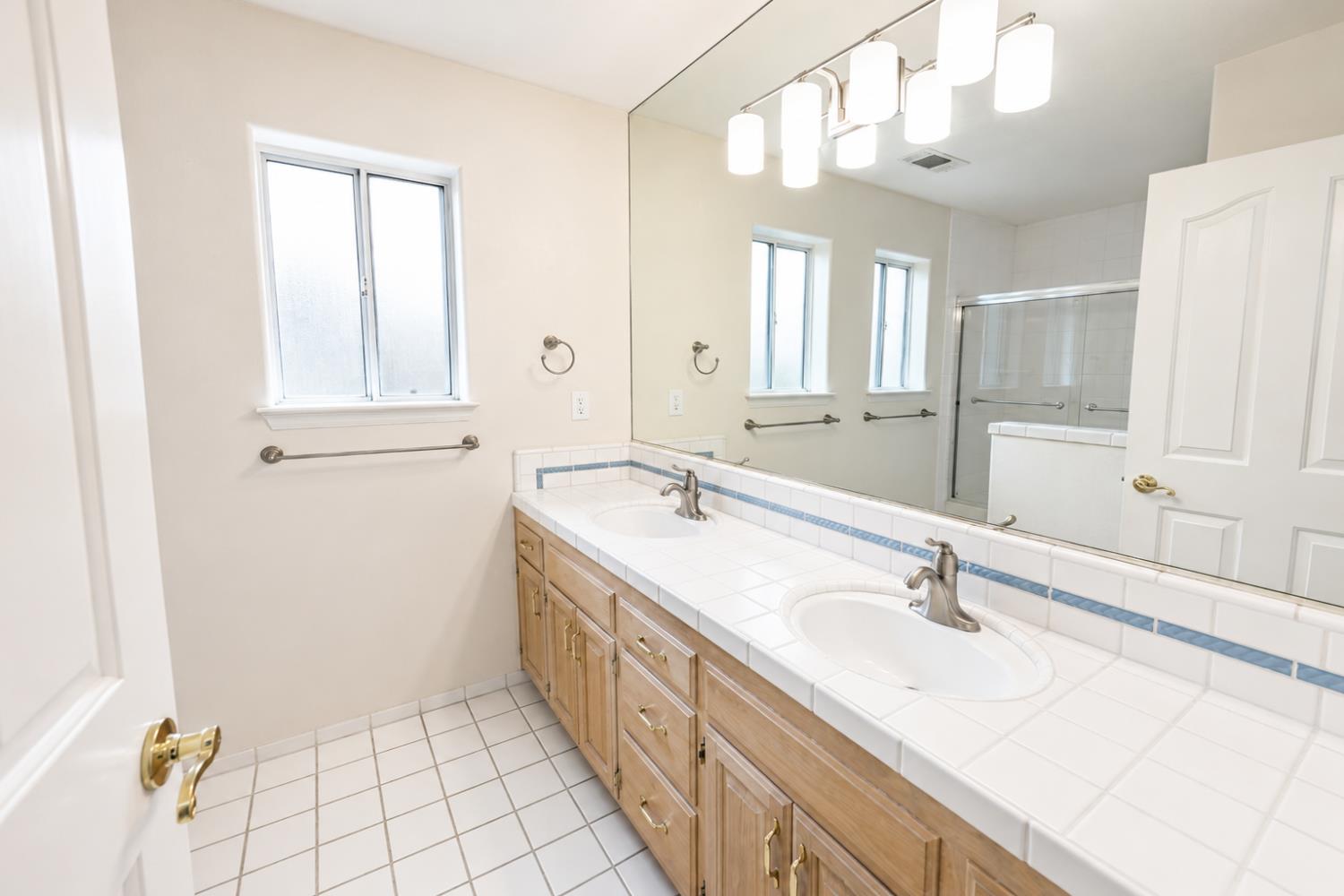 904 E Dartmouth Dr, Fresno, CA 93730