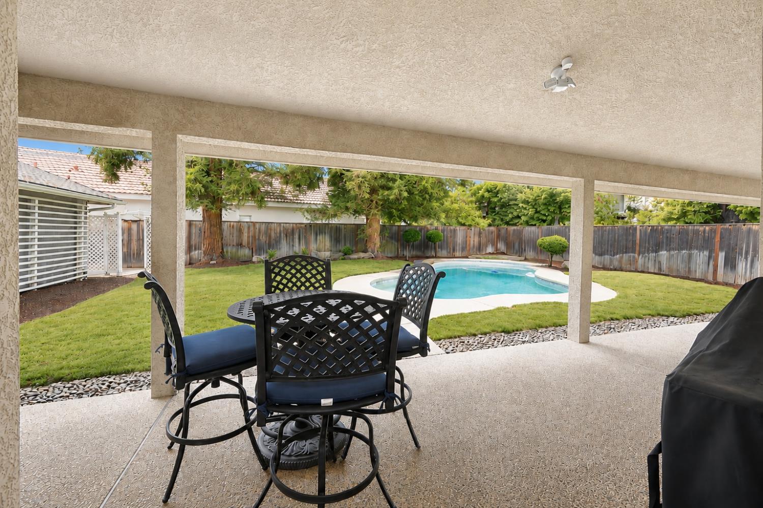904 E Dartmouth Dr, Fresno, CA 93730
