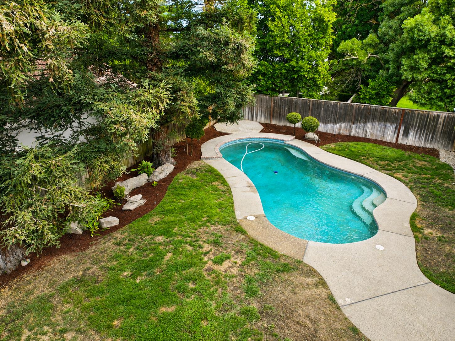 904 E Dartmouth Dr, Fresno, CA 93730