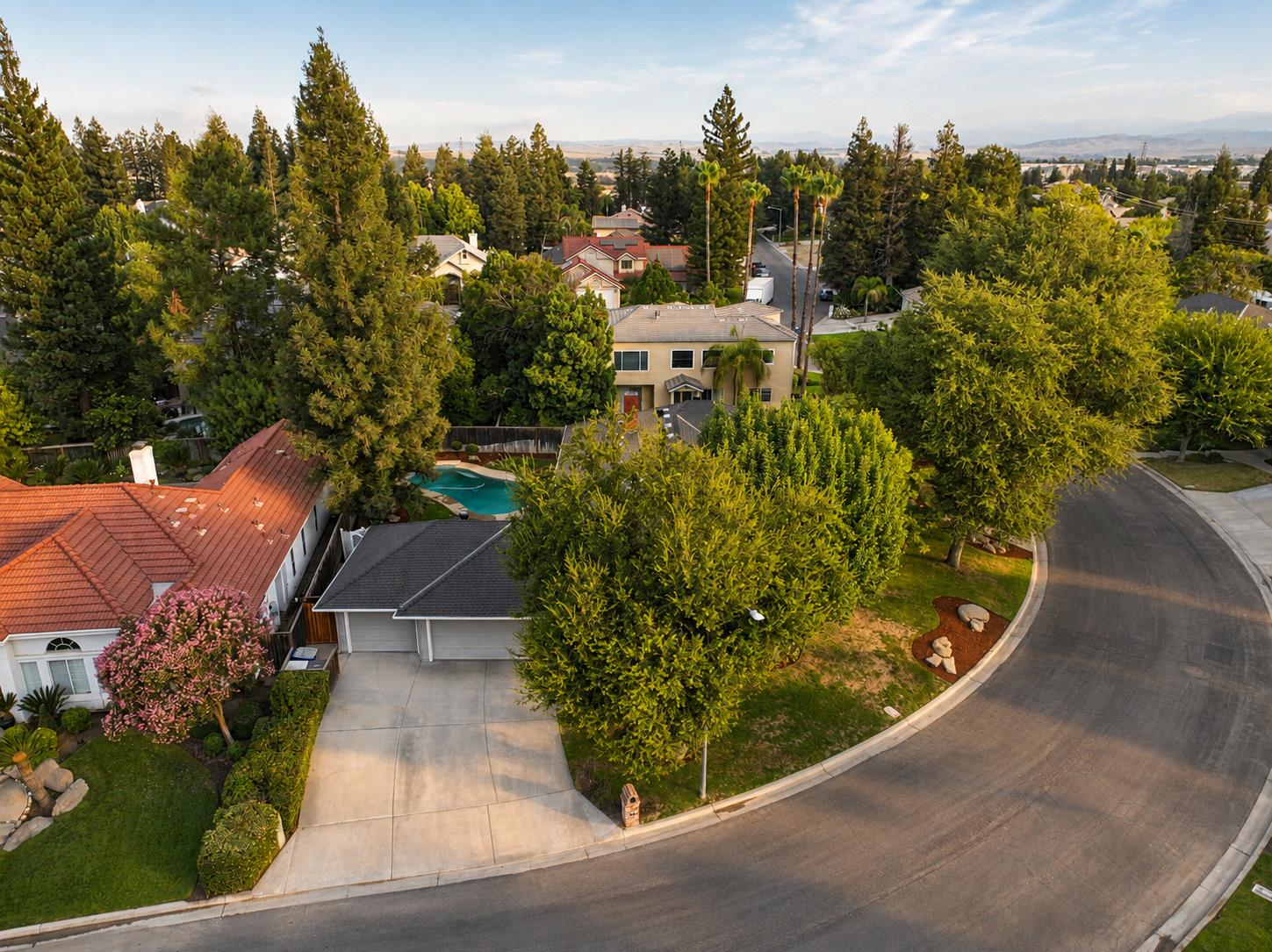 904 E Dartmouth Dr, Fresno, CA 93730
