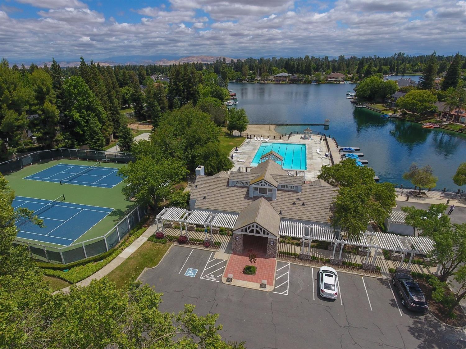 904 E Dartmouth Dr, Fresno, CA 93730