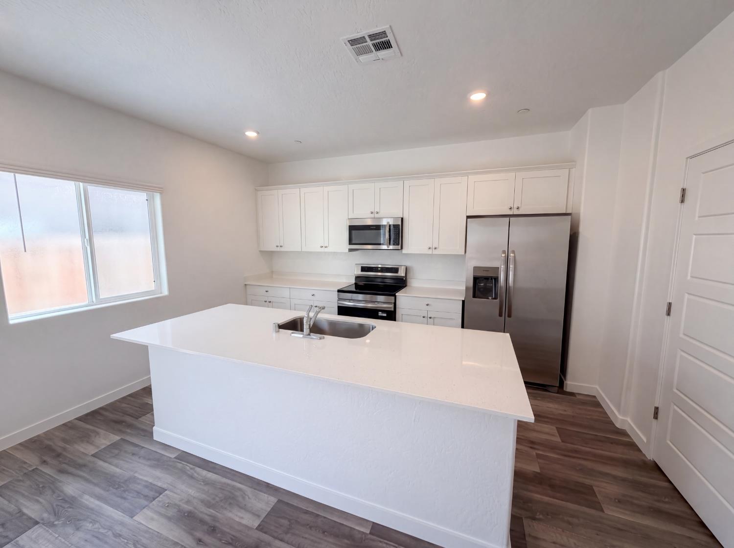 4472 Bellaire Ave, Clovis, CA 93619