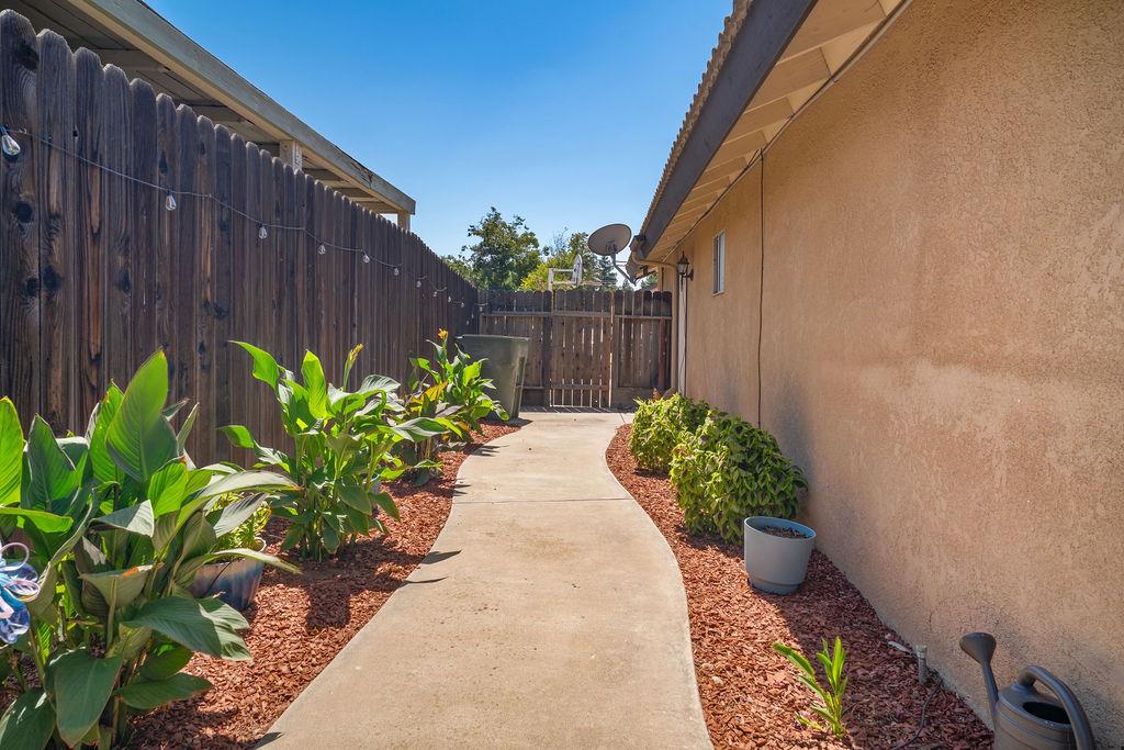 2253 Menlo Ave, Clovis, CA 93611