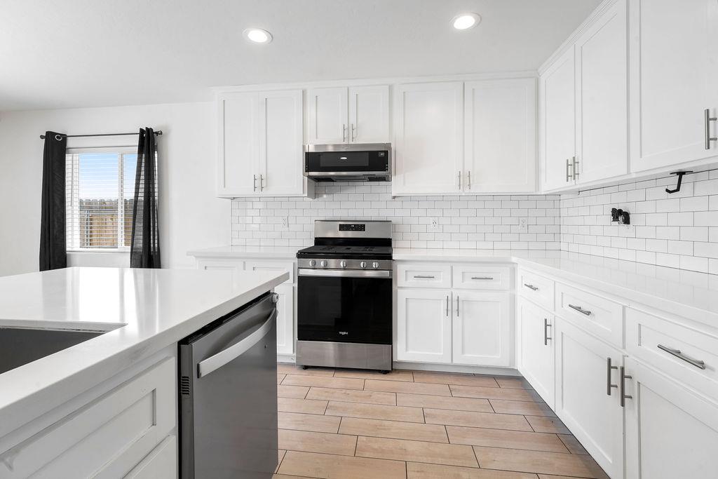 2439 Madeline Dr, Hanford, CA 93230