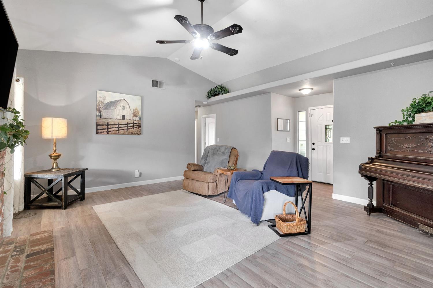 2322 Magill Ave, Clovis, CA 93611