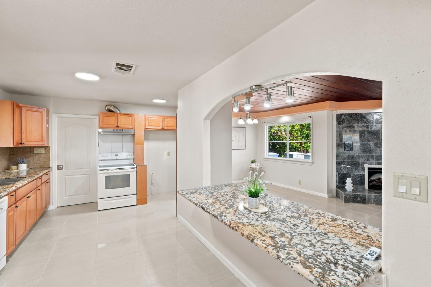4728 E Clinton Ave, Fresno, CA 93703