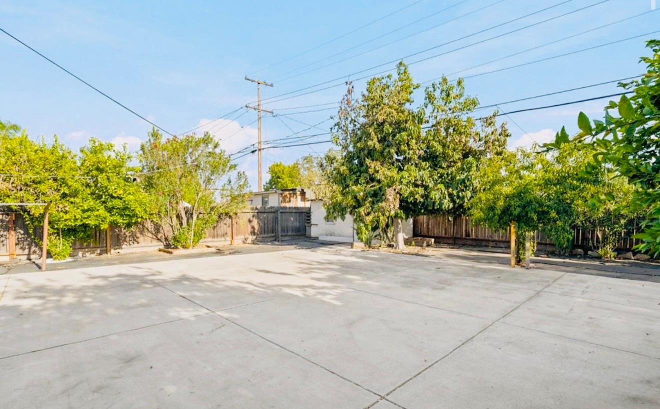 4728 E Clinton Ave, Fresno, CA 93703