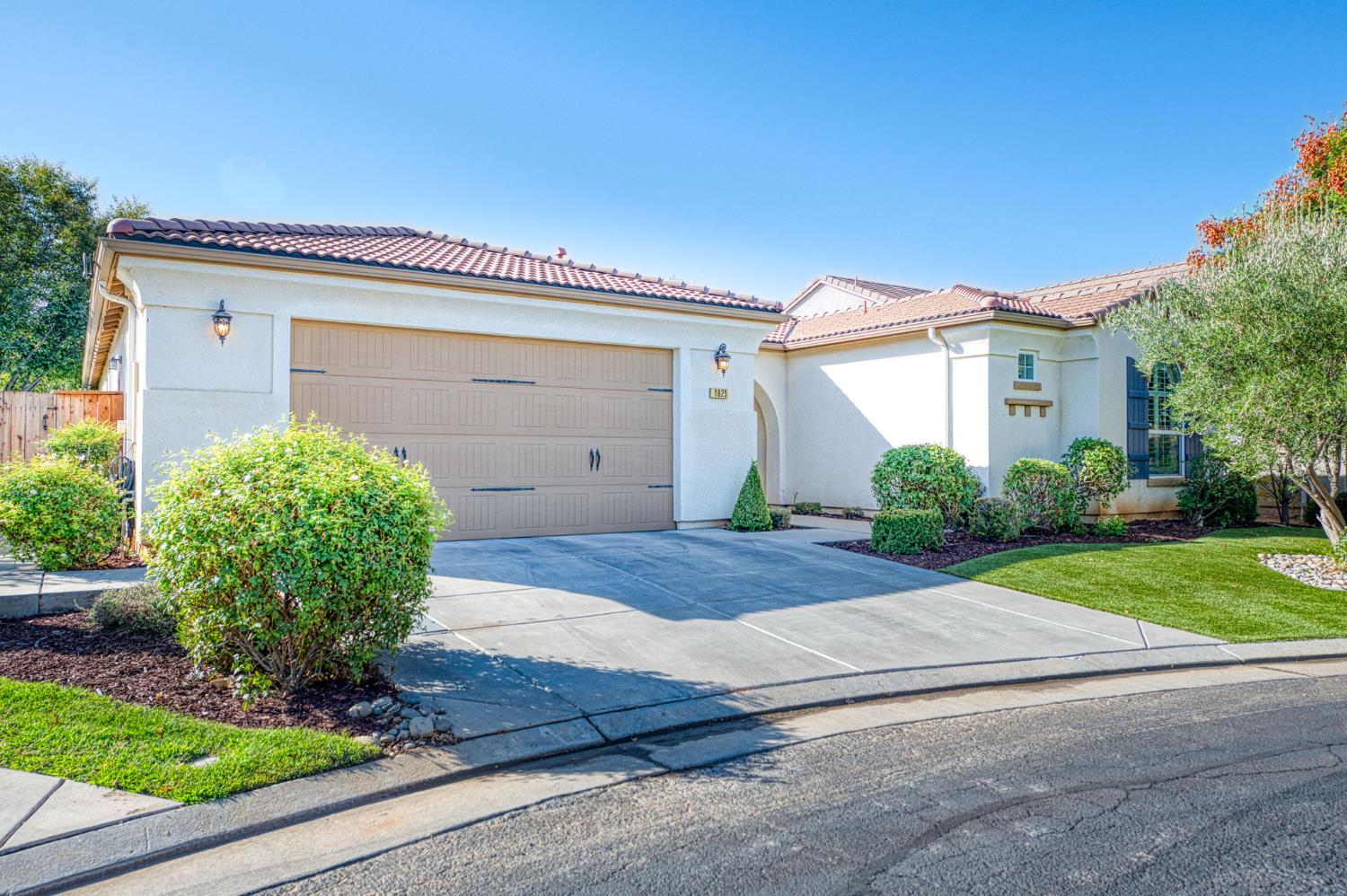 1825 N Paddington Ln, Clovis, CA 93619