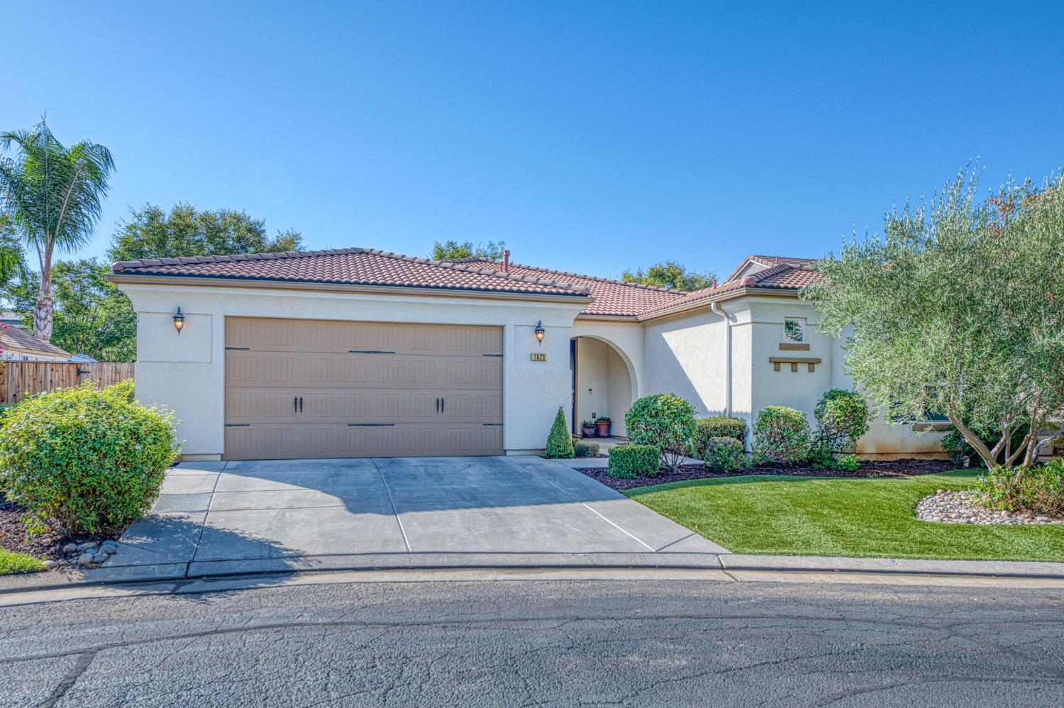 1825 N Paddington Ln, Clovis, CA 93619