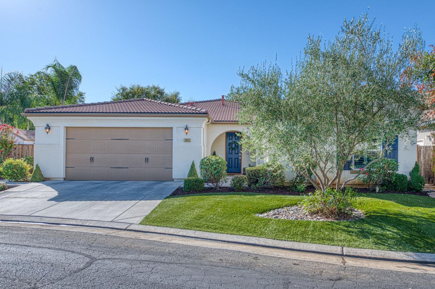 1825 N Paddington Ln, Clovis, CA 93619