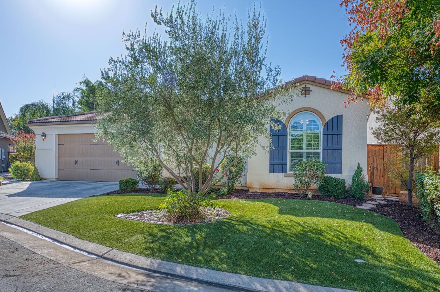 1825 N Paddington Ln, Clovis, CA 93619
