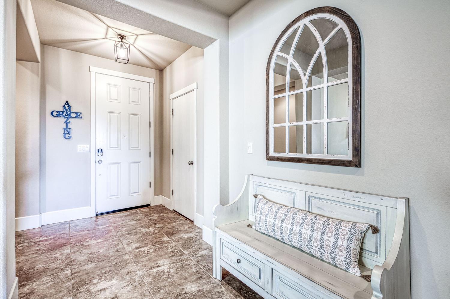 1825 N Paddington Ln, Clovis, CA 93619