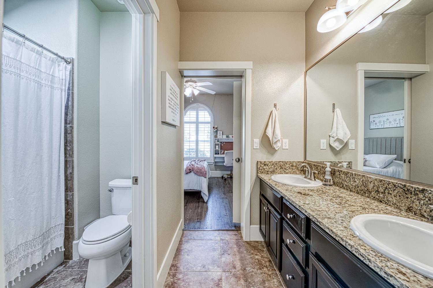 1825 N Paddington Ln, Clovis, CA 93619