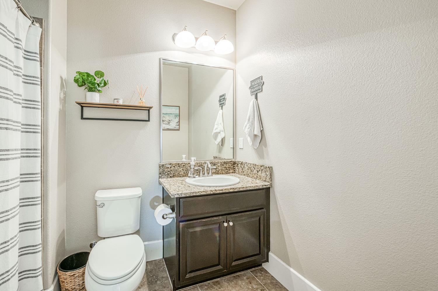1825 N Paddington Ln, Clovis, CA 93619