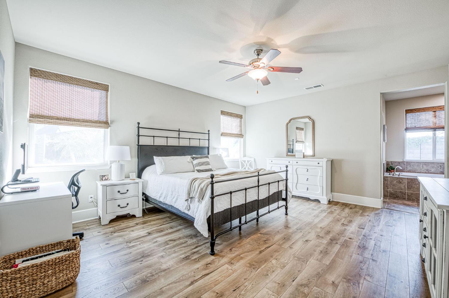 1825 N Paddington Ln, Clovis, CA 93619
