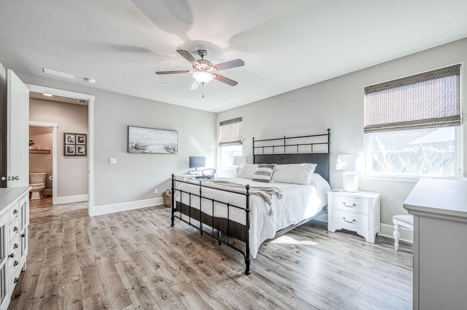 1825 N Paddington Ln, Clovis, CA 93619