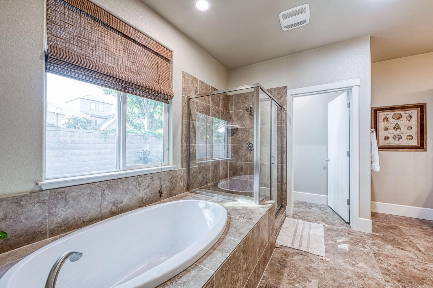 1825 N Paddington Ln, Clovis, CA 93619