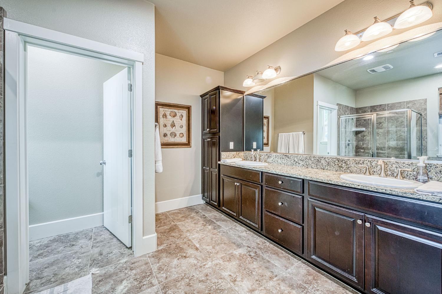 1825 N Paddington Ln, Clovis, CA 93619